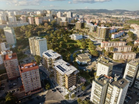 Limpeza de exaustor industrial em Amadora – técnico com equipamento de proteção