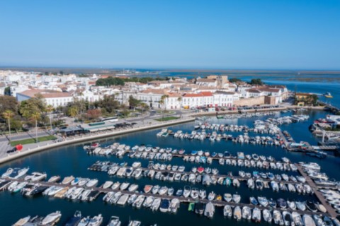 Limpeza de exaustor industrial em Faro – técnico com equipamento de proteção
