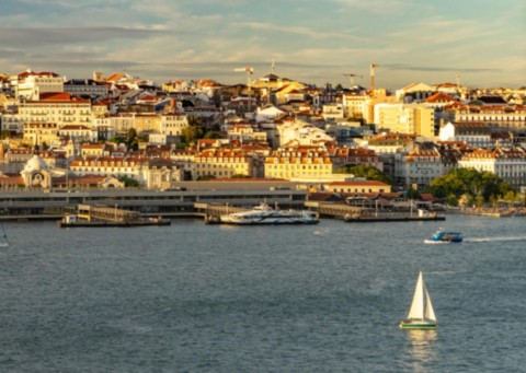 Limpeza de hottes industriais em Lisboa Limpeza de hottes industriais em Lisboa – técnico com equipamento de proteção