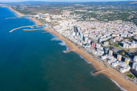 Limpeza de exaustor industrial em Quarteira – técnico com equipamento de proteção